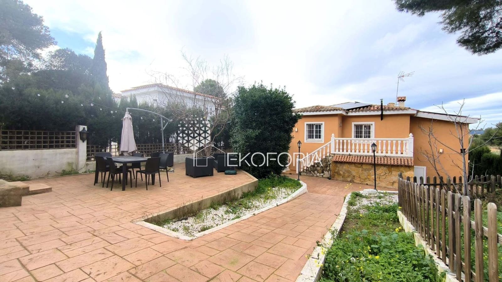 5 bedroom Villa for rent in Chiva with pool garage - € 2,000 (Ref: 9560928)