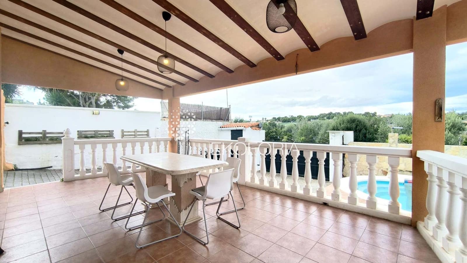 5 bedroom Villa for rent in Chiva with pool garage - € 2,000 (Ref: 9560928)