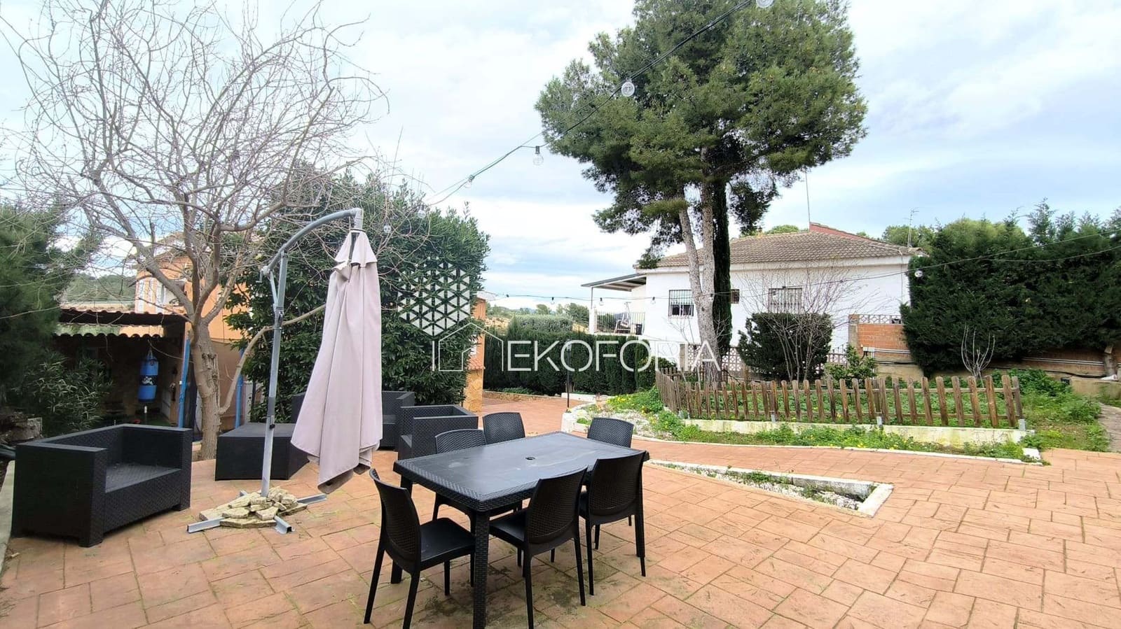 5 bedroom Villa for rent in Chiva with pool garage - € 2,000 (Ref: 9560928)