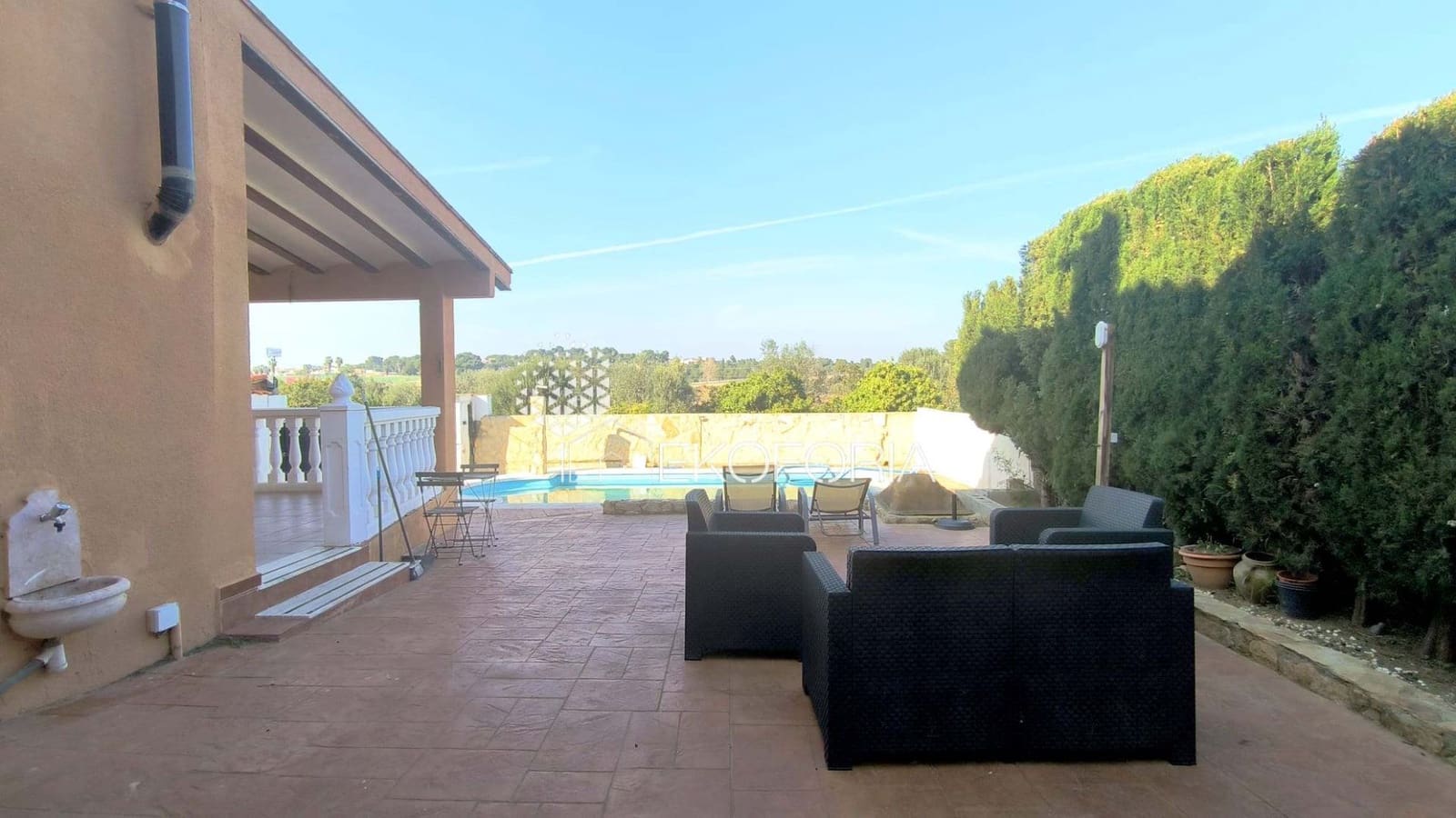 5 bedroom Villa for rent in Chiva with pool garage - € 2,000 (Ref: 9633910)