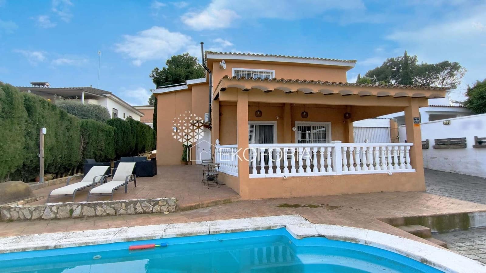 5 bedroom Villa for rent in Chiva with pool garage - € 2,000 (Ref: 9633910)