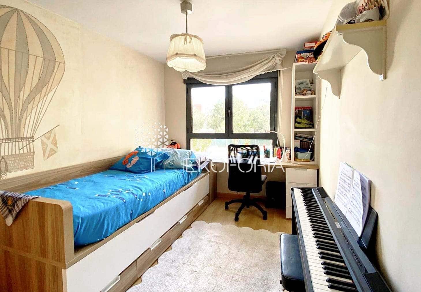 Piso de 3 habitaciones en Paterna en venta con piscina garaje - 360.000 € (Ref: 9665946)