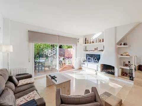 Pareado de 4 habitaciones en Rocafort en venta con piscina garaje - 600.000 € (Ref: 9828278)