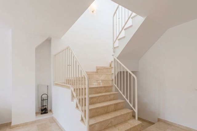Pareado de 4 habitaciones en Rocafort en venta con piscina garaje - 600.000 € (Ref: 9828278)