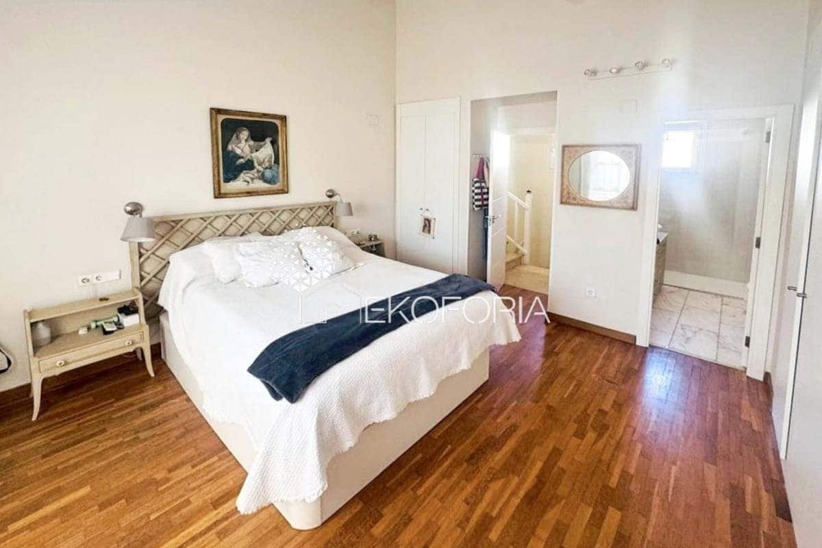 Pareado de 5 habitaciones en Rocafort en venta con garaje - 600.000 € (Ref: 9838910)