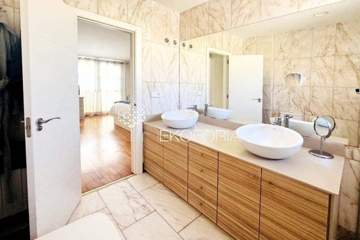 Pareado de 5 habitaciones en Rocafort en venta con garaje - 600.000 € (Ref: 9838910)