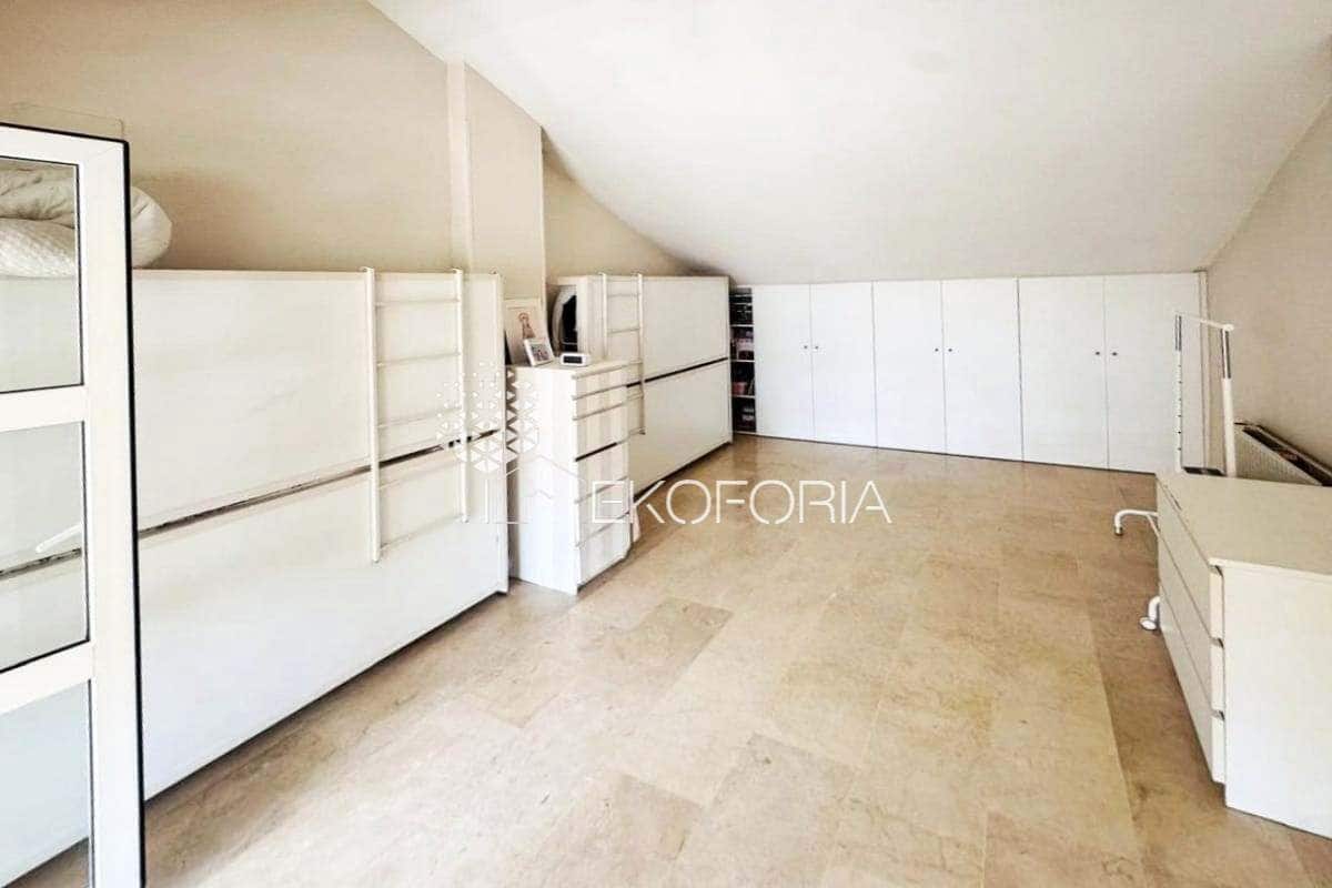 Pareado de 5 habitaciones en Rocafort en venta con garaje - 600.000 € (Ref: 9838910)