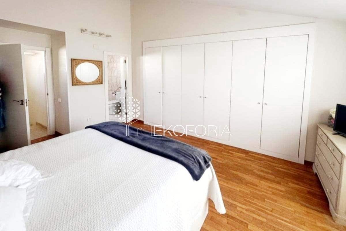 Pareado de 5 habitaciones en Rocafort en venta con garaje - 600.000 € (Ref: 9838910)