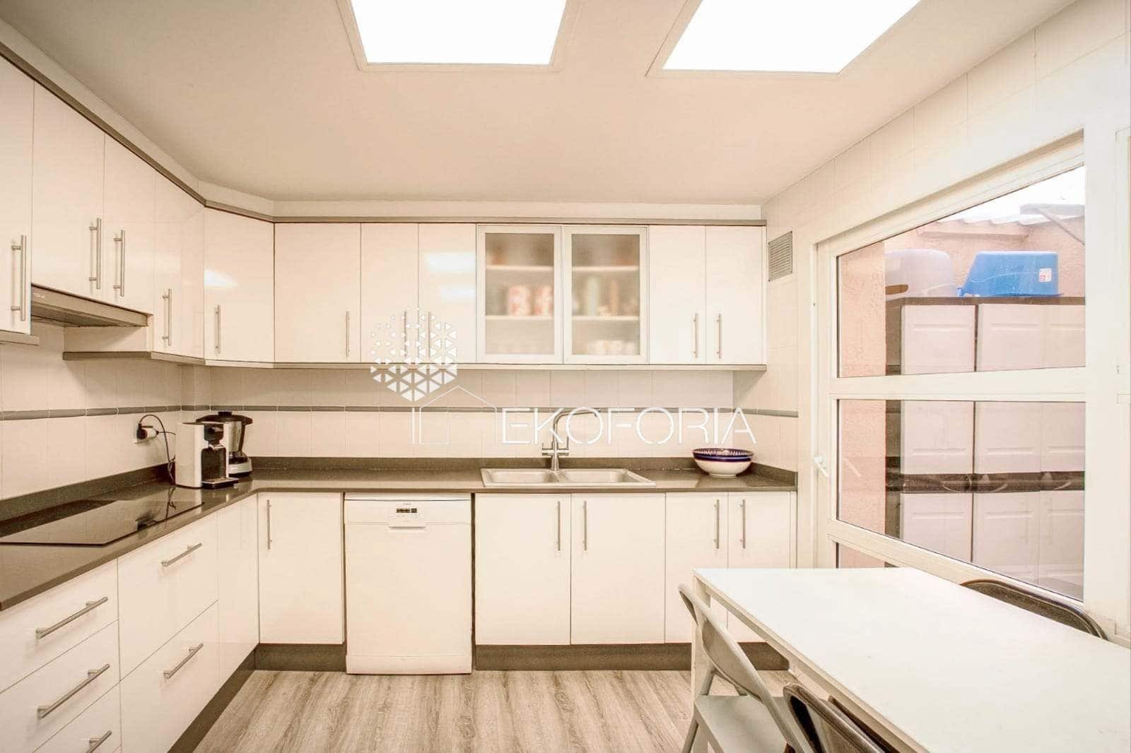 Pareado de 5 habitaciones en Rocafort en venta con garaje - 600.000 € (Ref: 9838910)