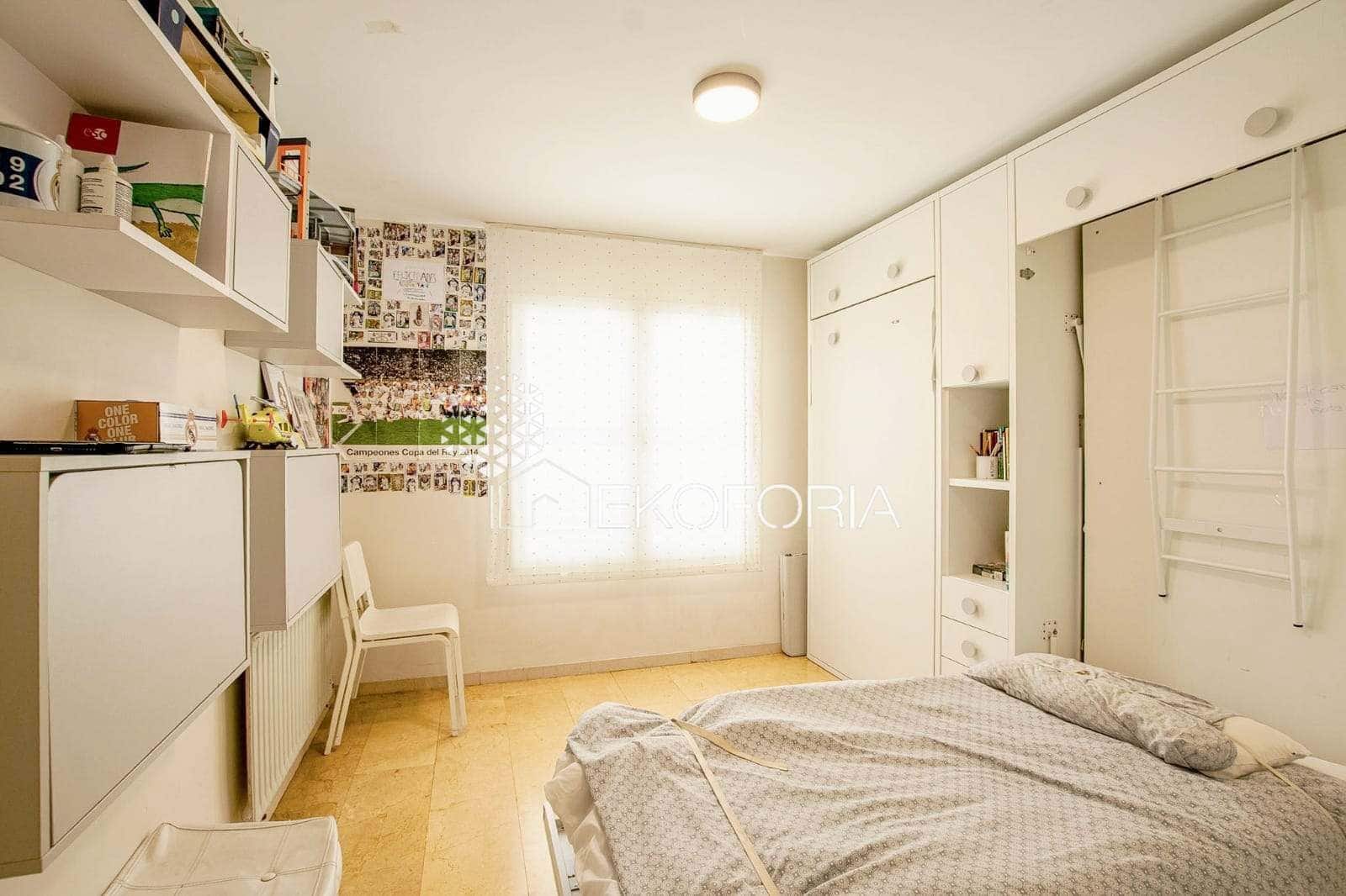 Pareado de 5 habitaciones en Rocafort en venta con garaje - 600.000 € (Ref: 9838910)
