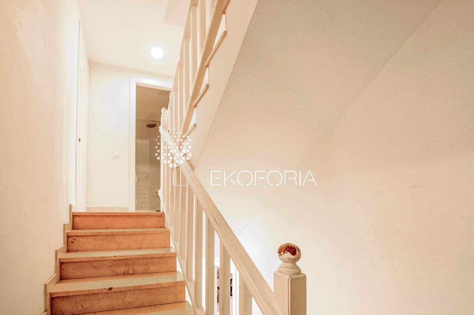 Pareado de 5 habitaciones en Rocafort en venta con garaje - 600.000 € (Ref: 9838910)