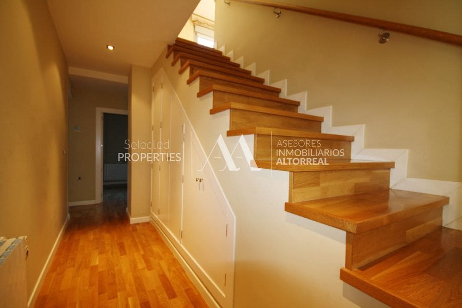 6 Zimmer Villa zu vermieten in Altorreal mit Pool Garage - 1.700 € (Ref: 10086251)
