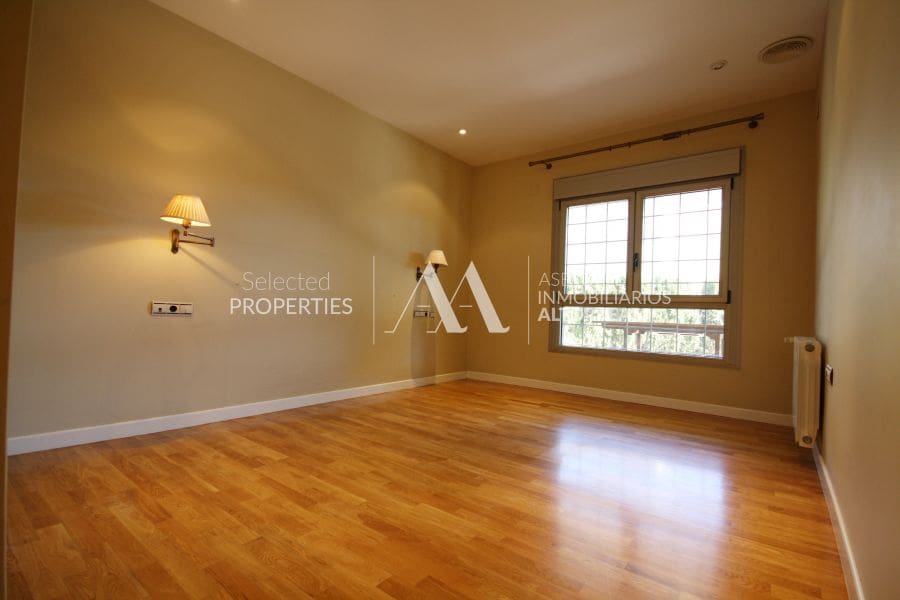 6 Zimmer Villa zu vermieten in Altorreal mit Pool Garage - 1.700 € (Ref: 10086251)