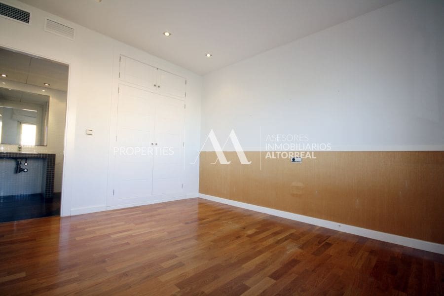 6 Zimmer Villa zu vermieten in Altorreal mit Pool Garage - 1.700 € (Ref: 10086251)