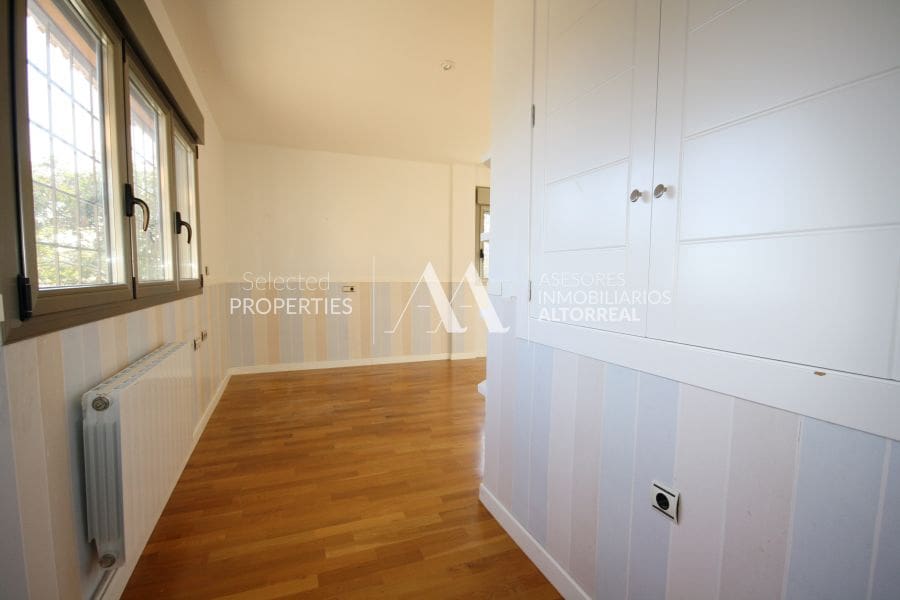 6 Zimmer Villa zu vermieten in Altorreal mit Pool Garage - 1.700 € (Ref: 10086251)