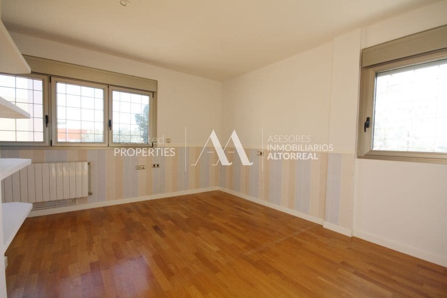 6 Zimmer Villa zu vermieten in Altorreal mit Pool Garage - 1.700 € (Ref: 10086251)