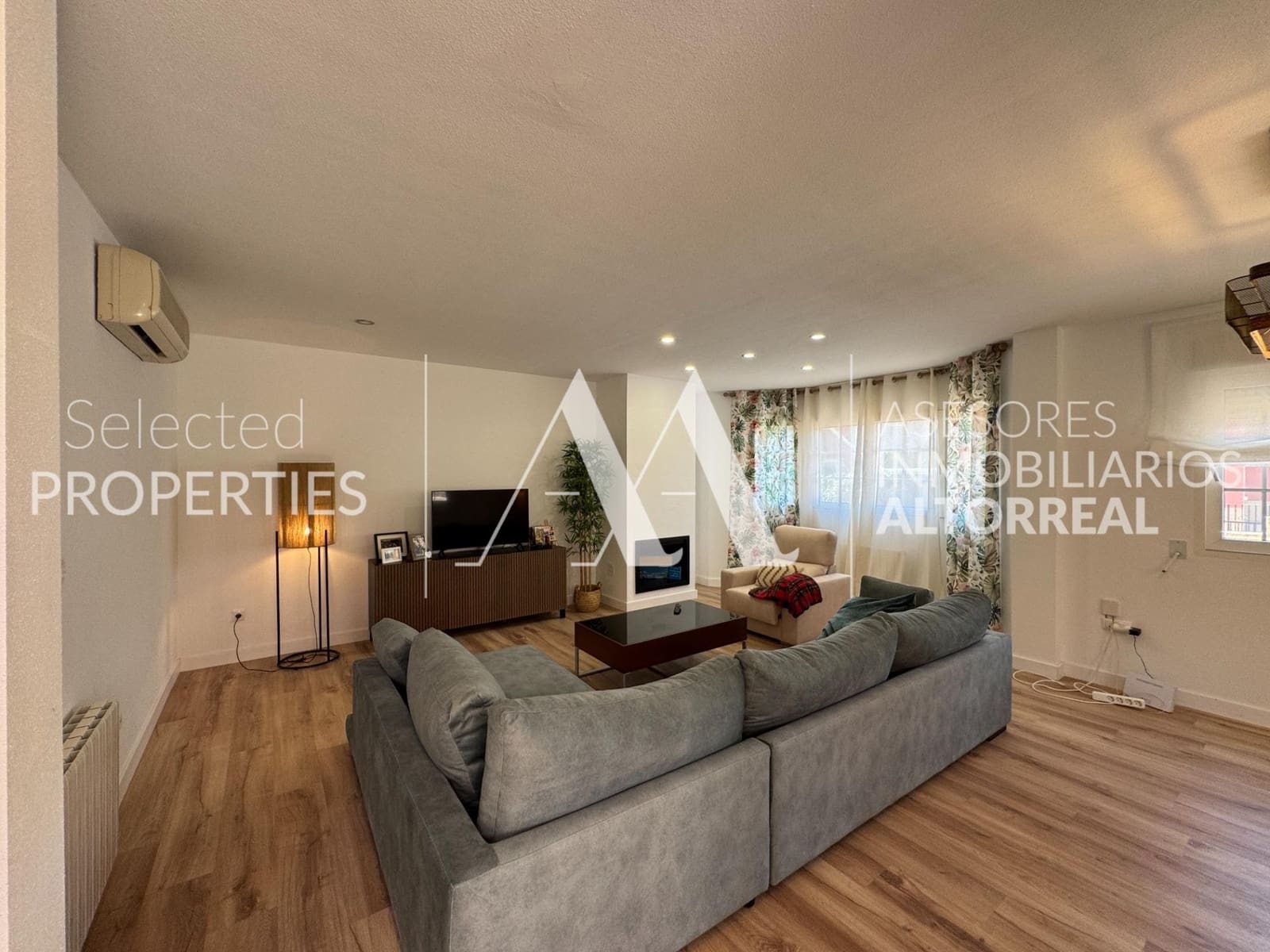 4 bedroom Semi-detached Villa for sale in Altorreal with pool garage - € 357,000 (Ref: 9057621)