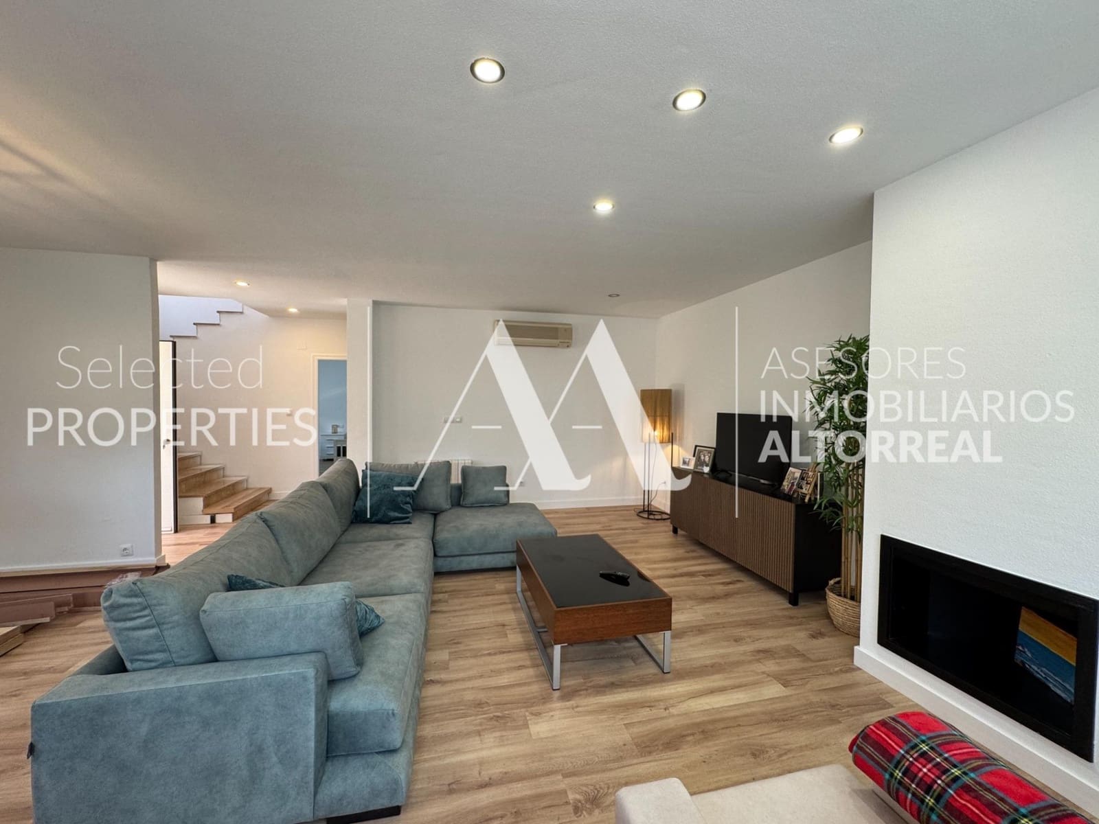 4 bedroom Semi-detached Villa for sale in Altorreal with pool garage - € 357,000 (Ref: 9057621)