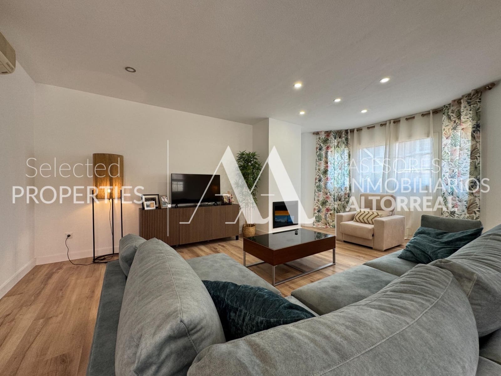 4 bedroom Semi-detached Villa for sale in Altorreal with pool garage - € 357,000 (Ref: 9057621)