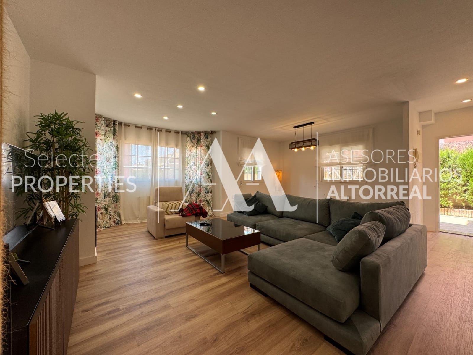 4 bedroom Semi-detached Villa for sale in Altorreal with pool garage - € 357,000 (Ref: 9057621)