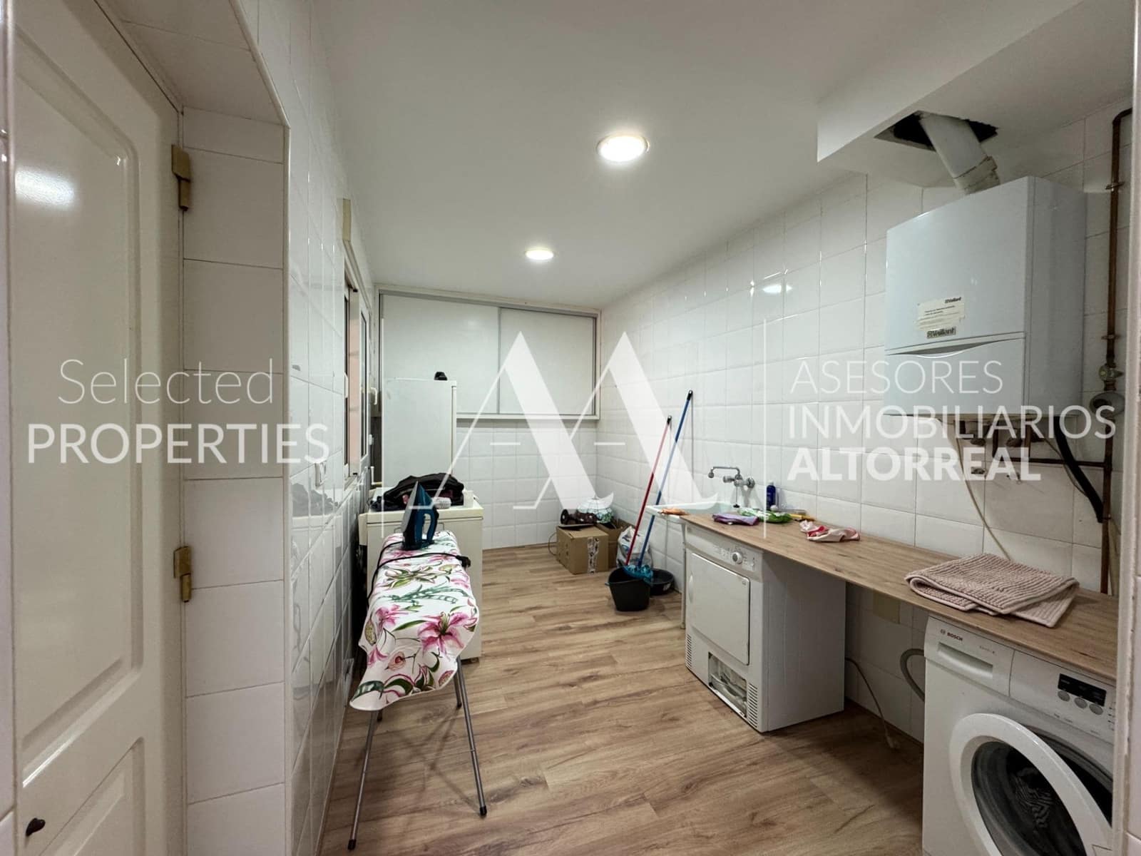 4 bedroom Semi-detached Villa for sale in Altorreal with pool garage - € 357,000 (Ref: 9057621)