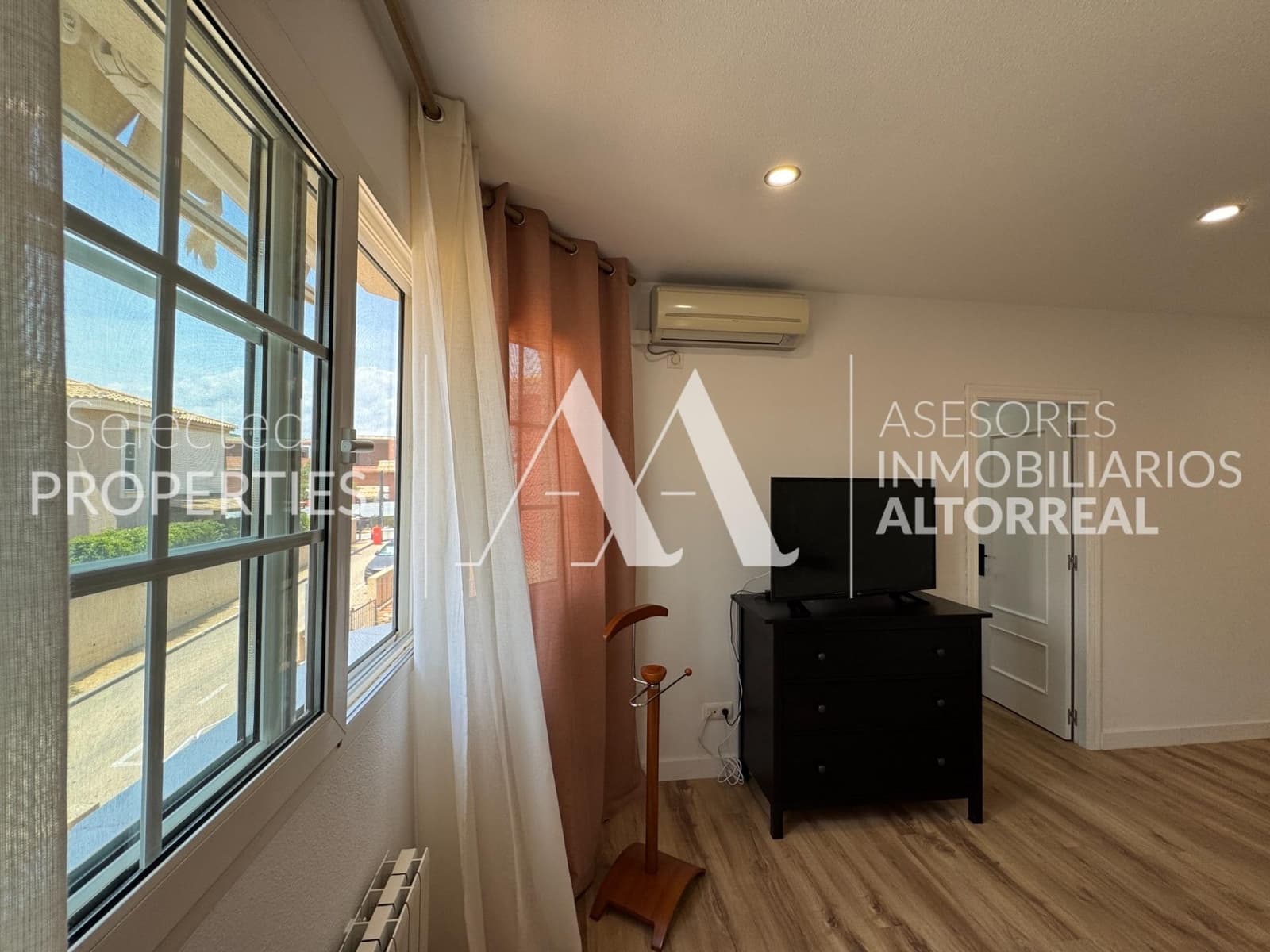 4 bedroom Semi-detached Villa for sale in Altorreal with pool garage - € 357,000 (Ref: 9057621)