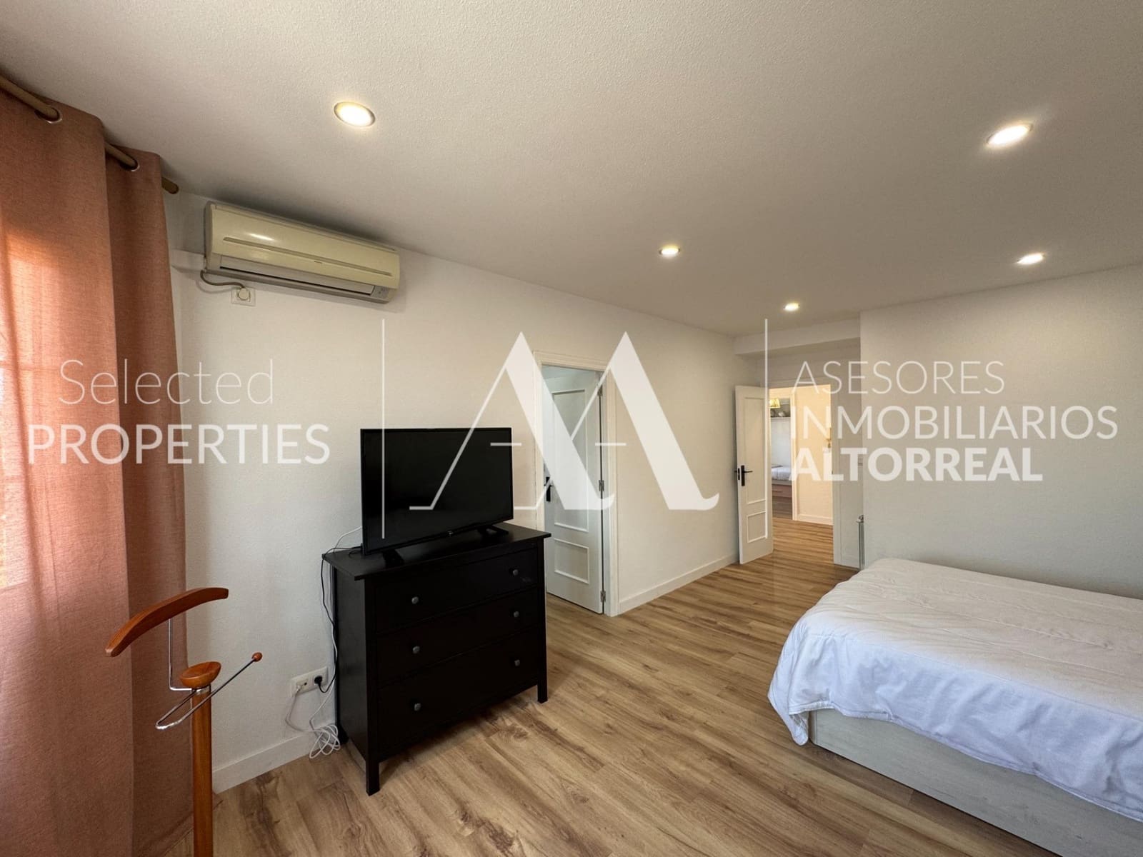 4 bedroom Semi-detached Villa for sale in Altorreal with pool garage - € 357,000 (Ref: 9057621)