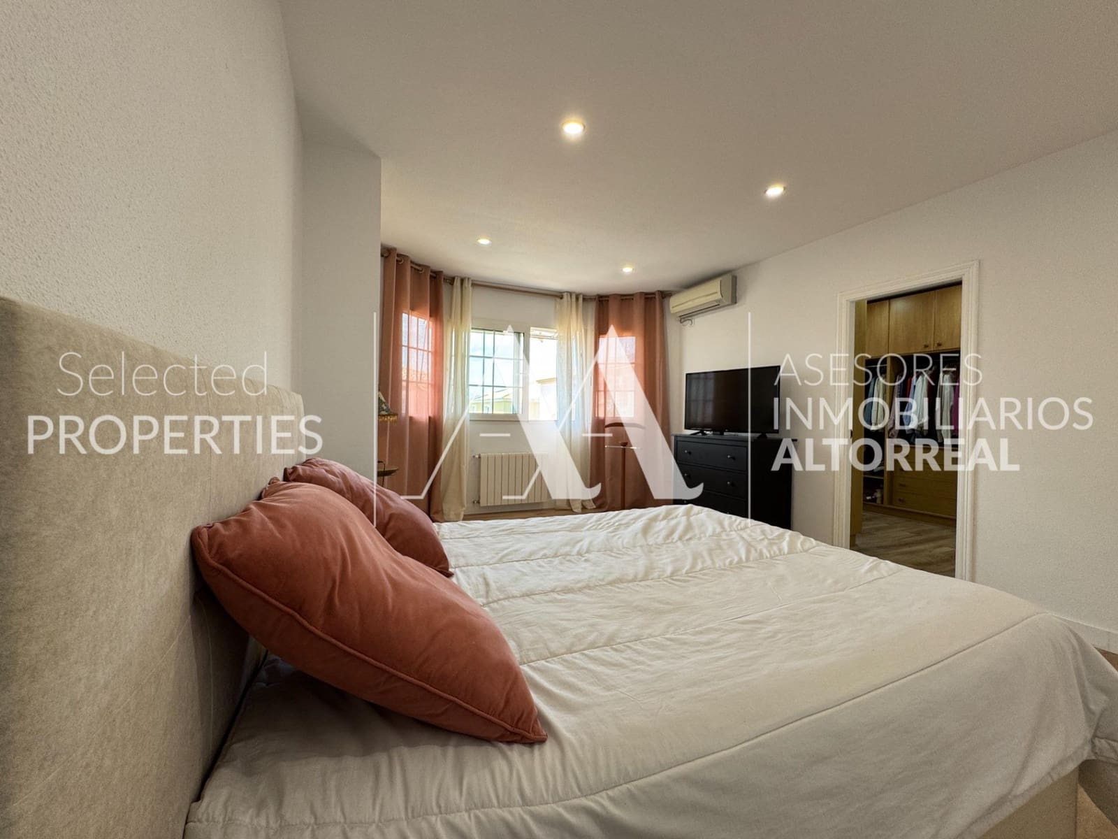 4 bedroom Semi-detached Villa for sale in Altorreal with pool garage - € 357,000 (Ref: 9057621)