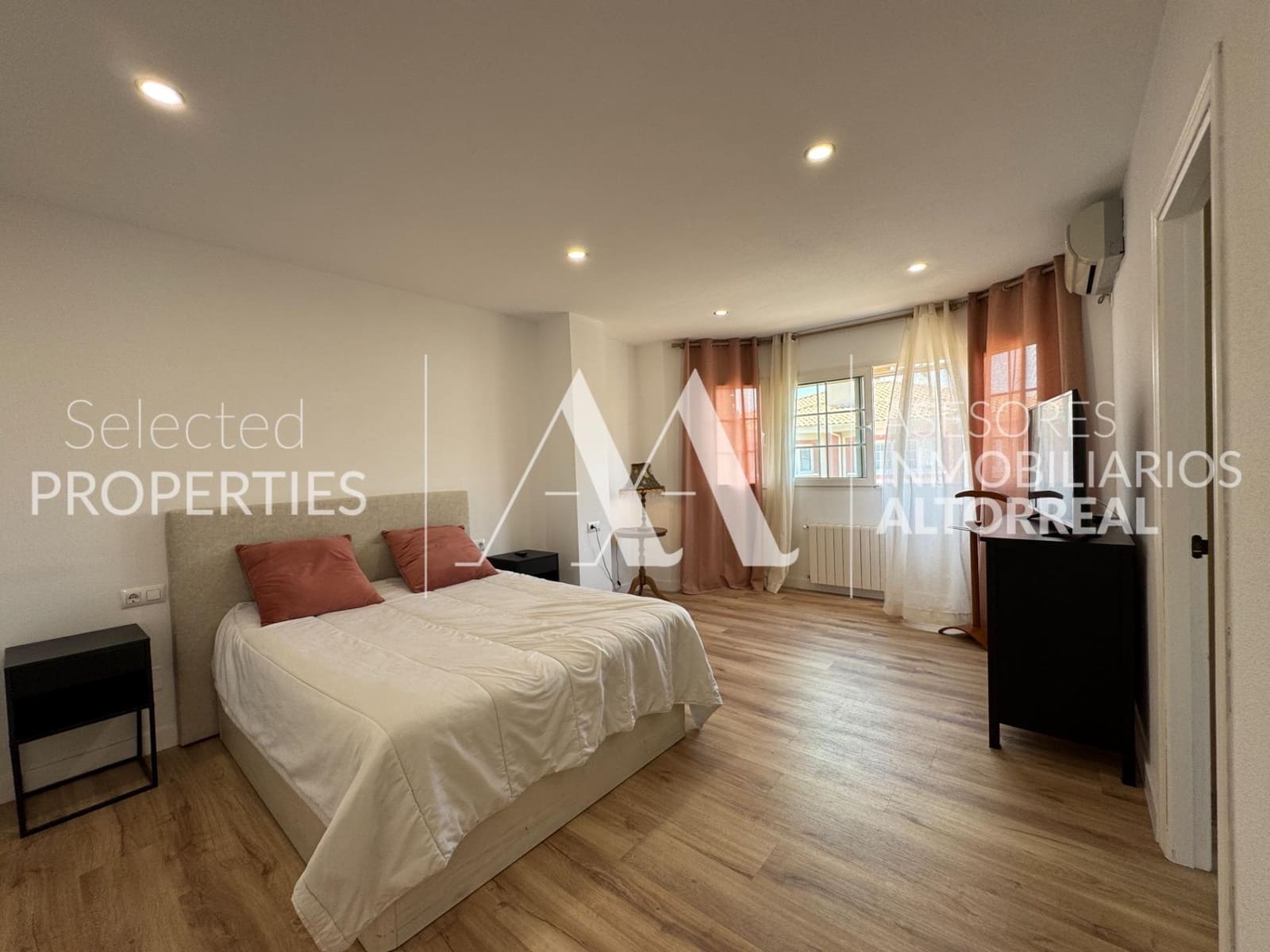 4 bedroom Semi-detached Villa for sale in Altorreal with pool garage - € 357,000 (Ref: 9057621)