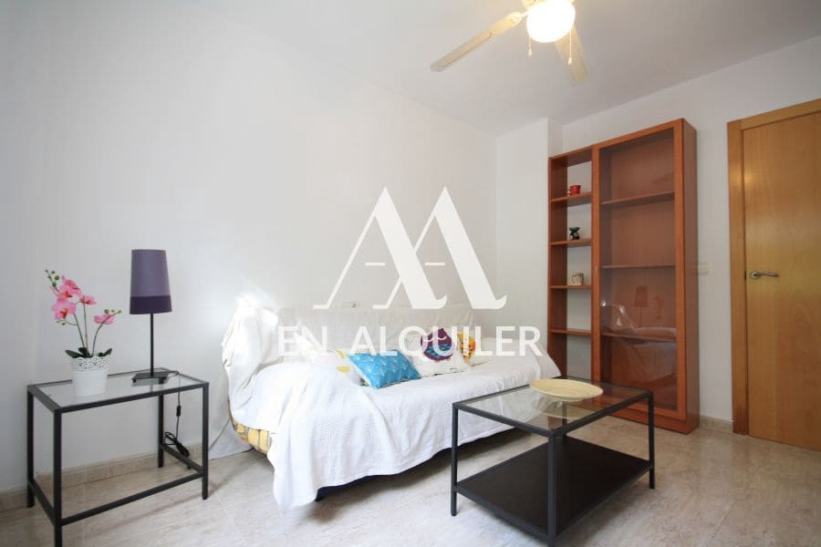 4 bedroom Semi-detached Villa for rent in Altorreal with pool garage - € 950 (Ref: 9865227)