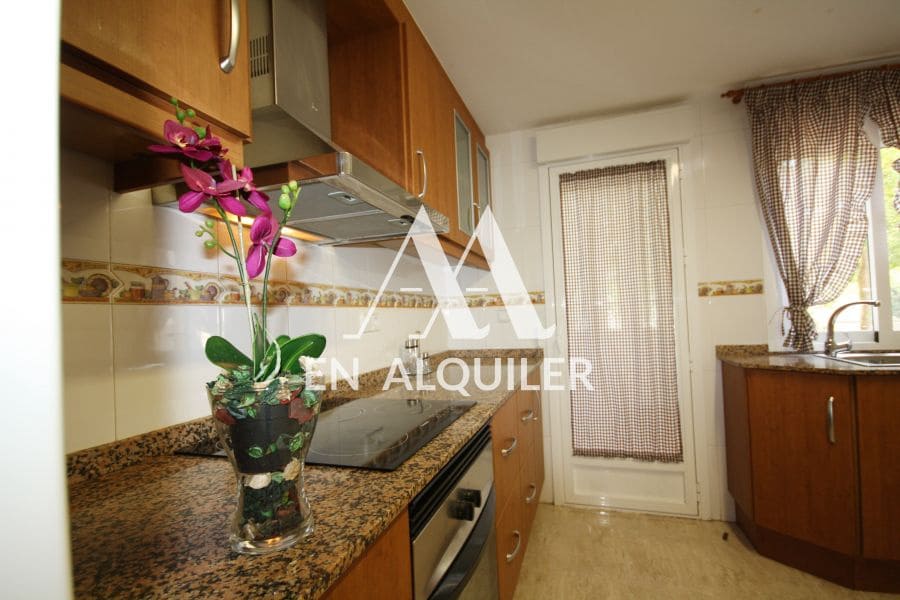 4 bedroom Semi-detached Villa for rent in Altorreal with pool garage - € 950 (Ref: 9865227)