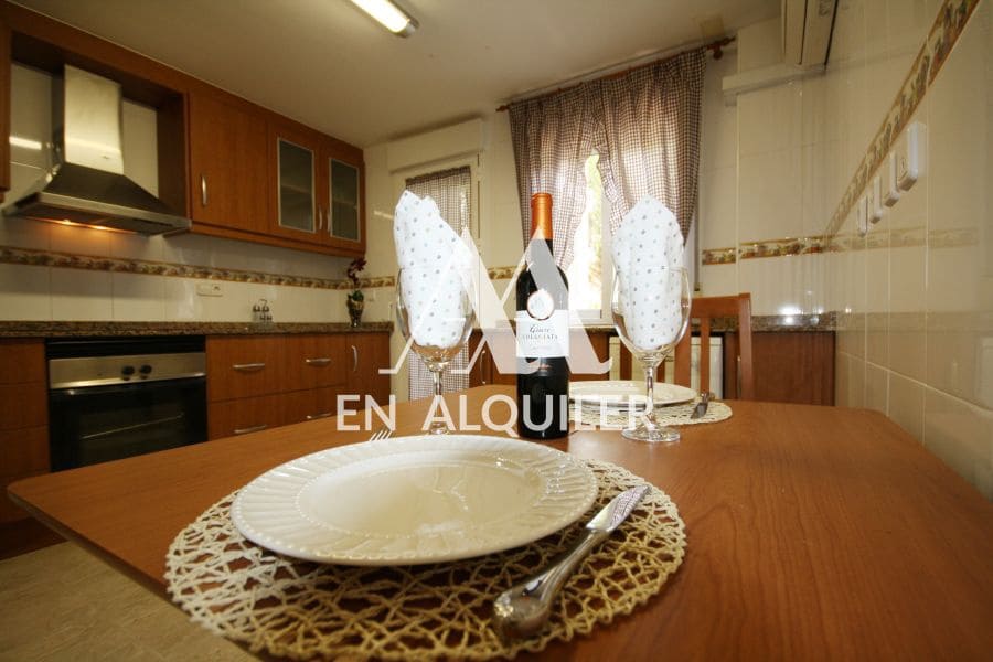 4 bedroom Semi-detached Villa for rent in Altorreal with pool garage - € 950 (Ref: 9865227)