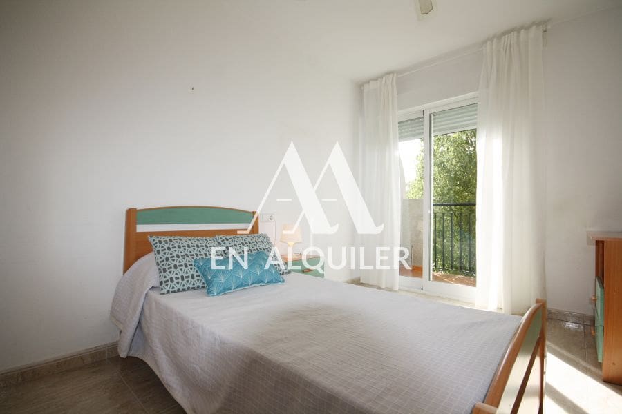 4 bedroom Semi-detached Villa for rent in Altorreal with pool garage - € 950 (Ref: 9865227)