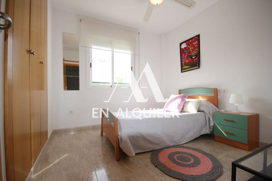 4 bedroom Semi-detached Villa for rent in Altorreal with pool garage - € 950 (Ref: 9865227)