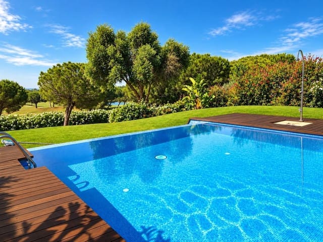 Chalet de 4 habitaciones en Benalup en venta con piscina garaje - 750.000 € (Ref: 10170508)