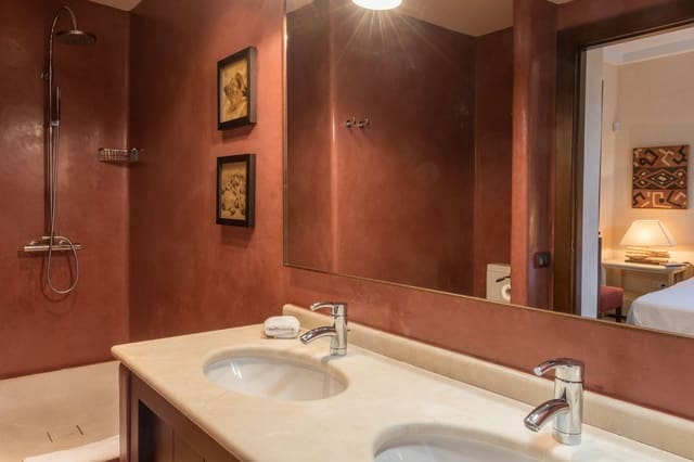 3 bedroom Villa for sale in Benalup with pool garage - € 800,000 (Ref: 8723602)