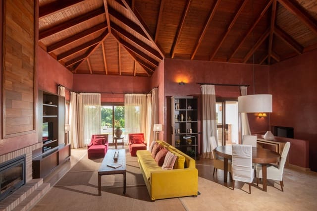 3 bedroom Villa for sale in Benalup with pool garage - € 800,000 (Ref: 8723602)