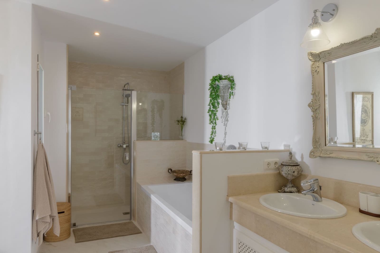 4 bedroom Villa for sale in Benalup with pool garage - € 890,000 (Ref: 8805831)