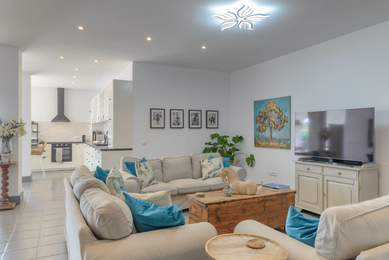 4 bedroom Villa for sale in Benalup with pool garage - € 890,000 (Ref: 8805831)