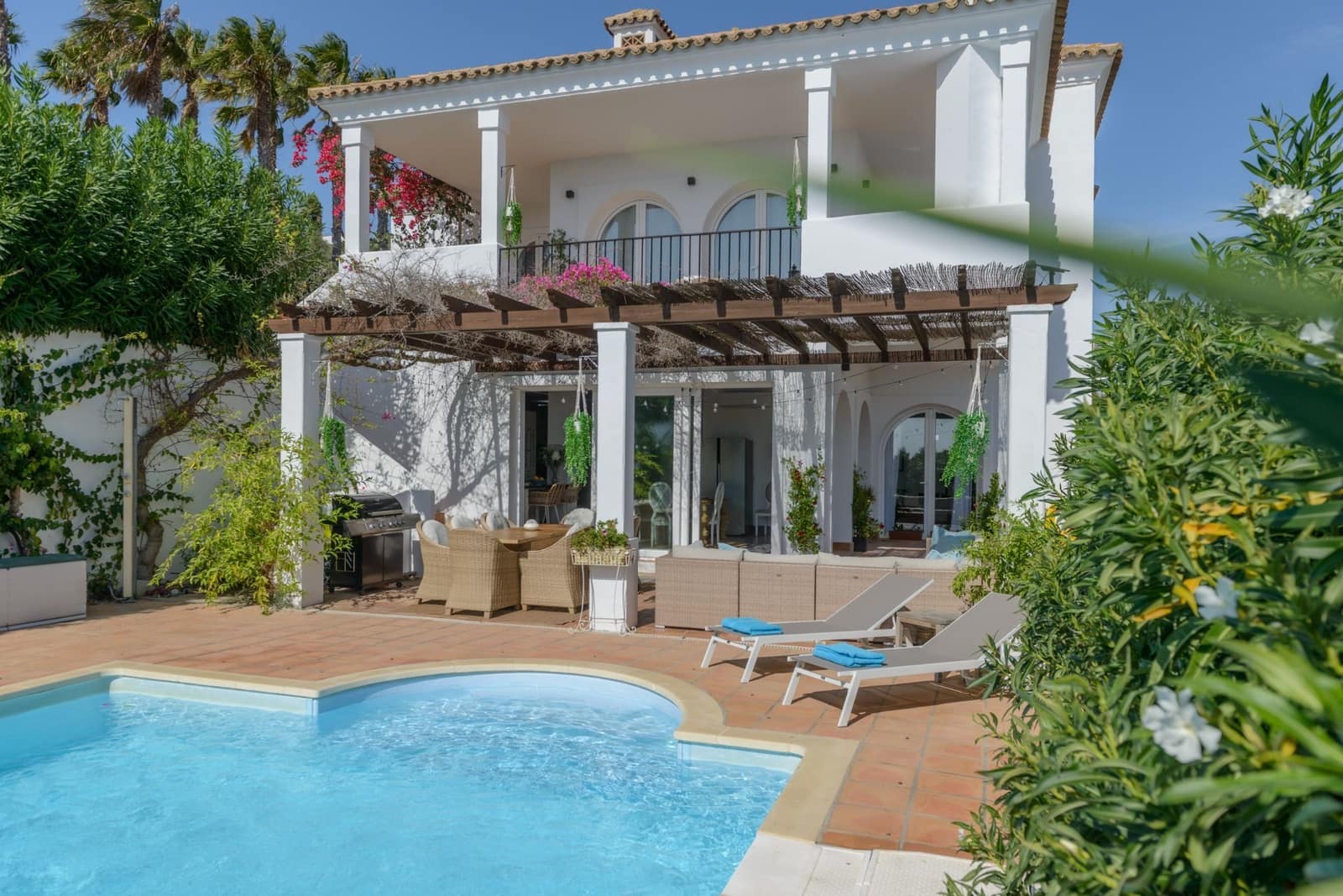 4 bedroom Villa for sale in Benalup with pool garage - € 890,000 (Ref: 8805831)