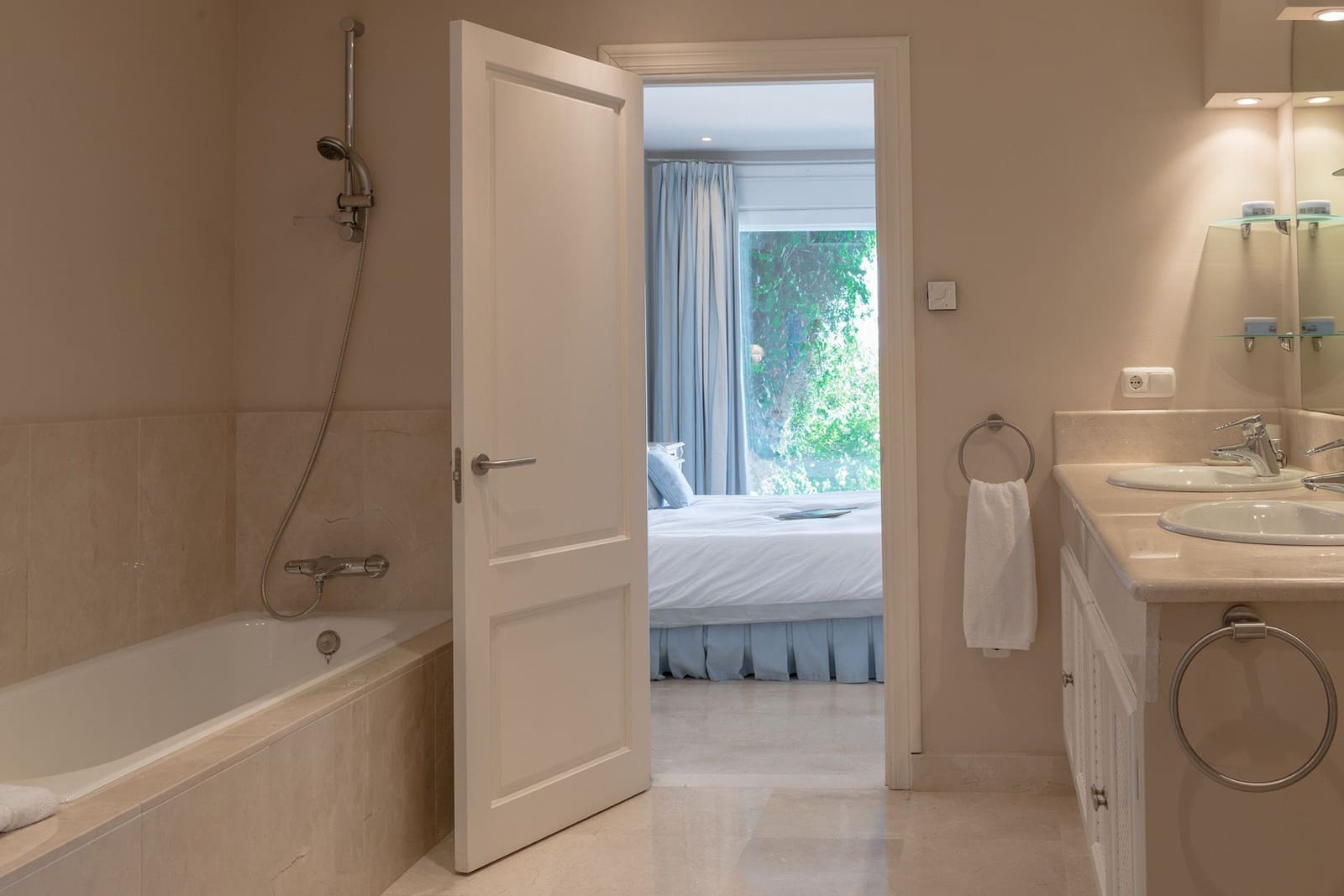 5 bedroom Villa for sale in Benalup with pool garage - € 790,000 (Ref: 9008450)