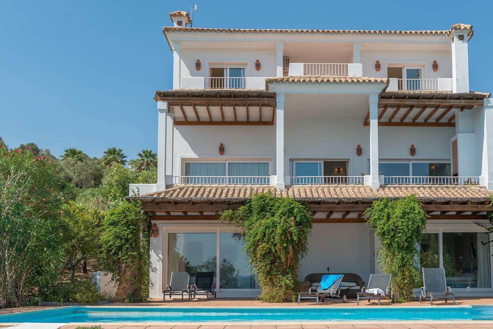 5 bedroom Villa for sale in Benalup with pool garage - € 790,000 (Ref: 9008450)