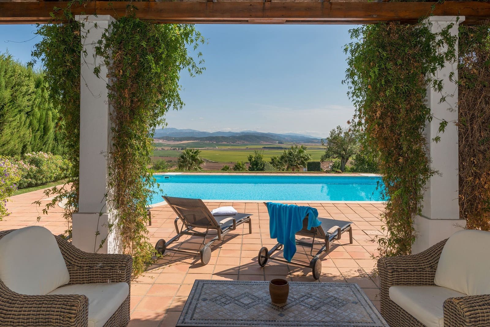 5 bedroom Villa for sale in Benalup with pool garage - € 790,000 (Ref: 9008450)