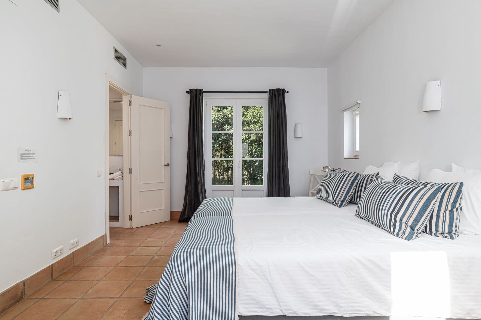 5 sypialnia Willa na sprzedaż w Benalup z basenem garażem - 875 000 € (Ref: 9400373)