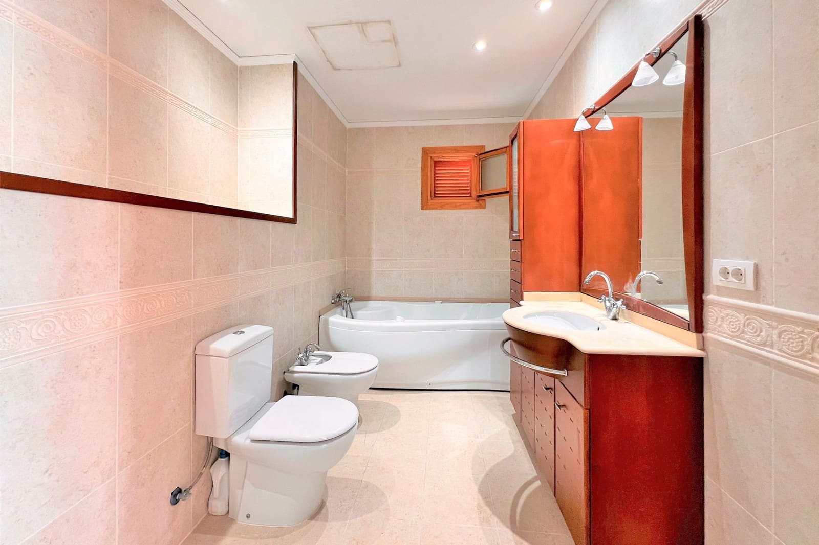 6 bedroom Villa for sale in Oropesa  with pool garage - € 2,500,000 (Ref: 9591786)