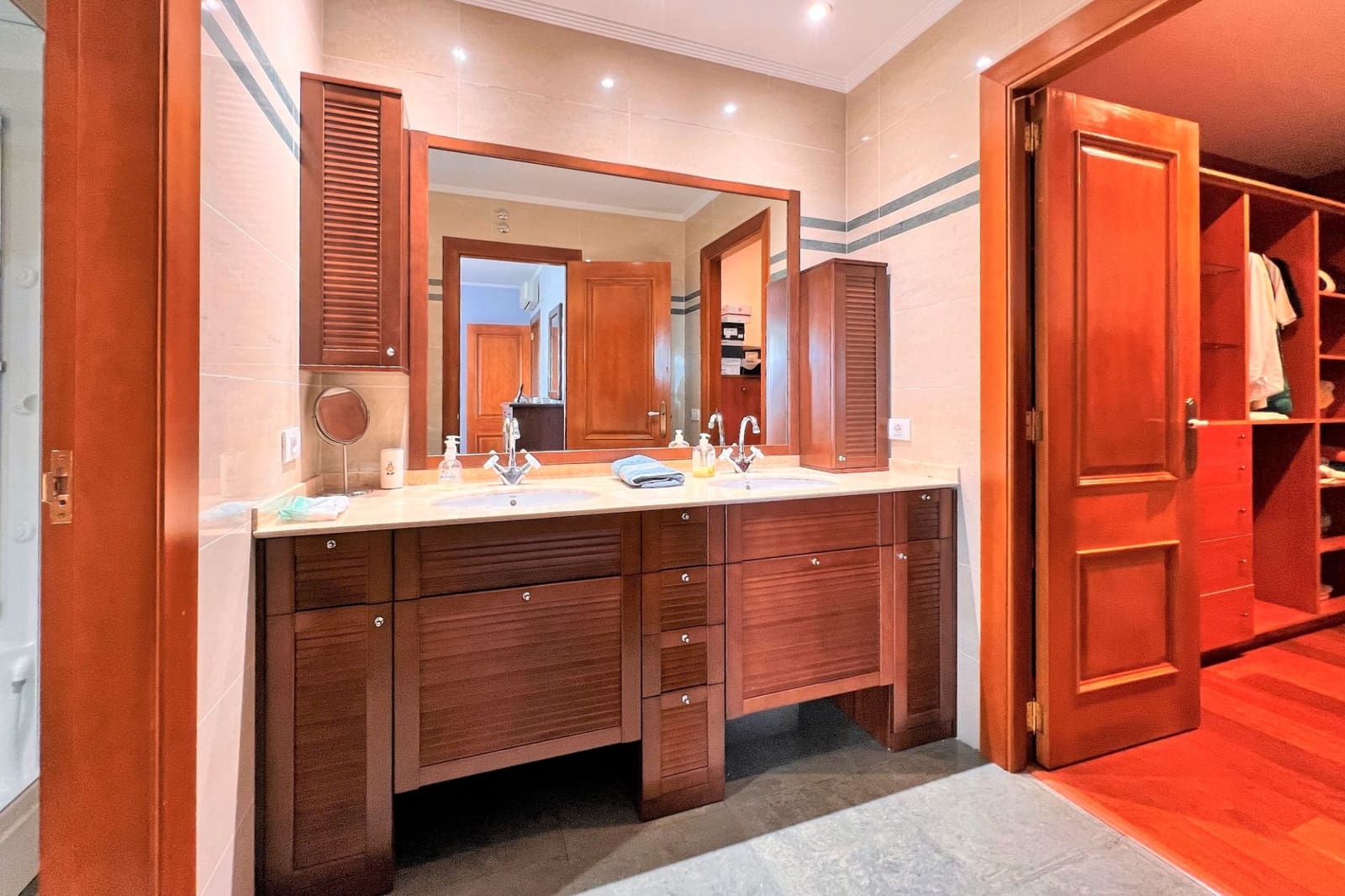 6 bedroom Villa for sale in Oropesa  with pool garage - € 2,500,000 (Ref: 9591786)