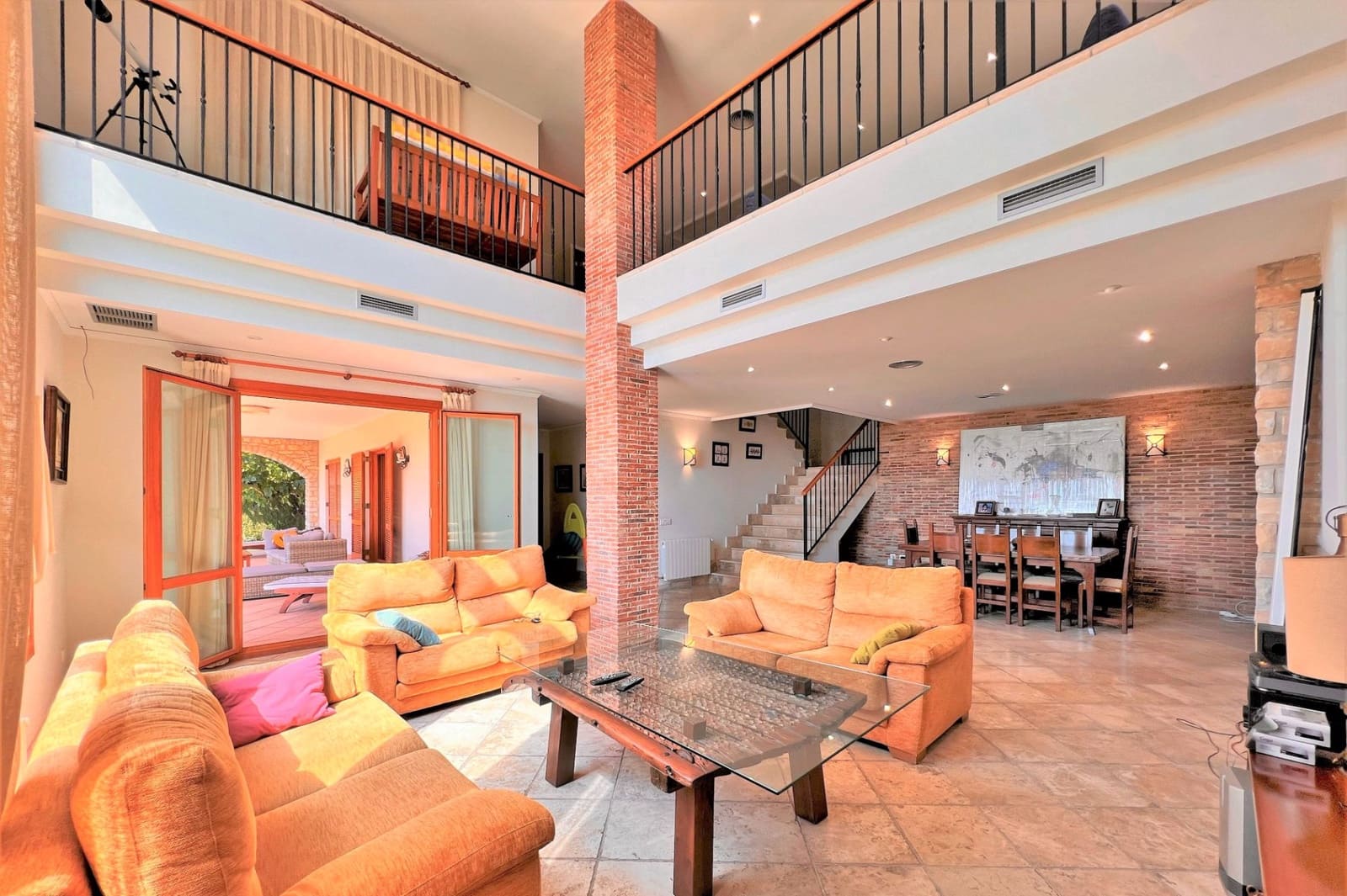 6 bedroom Villa for sale in Oropesa  with pool garage - € 2,500,000 (Ref: 9591786)