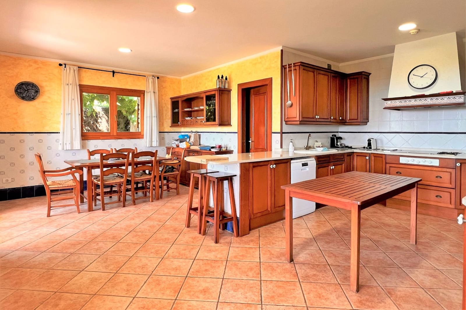 6 bedroom Villa for sale in Oropesa  with pool garage - € 2,500,000 (Ref: 9591786)