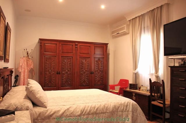 5 bedroom Finca/Country House for sale in Olvera with garage - € 350,000 (Ref: 8320880)