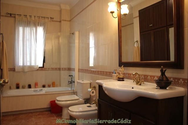 5 bedroom Finca/Country House for sale in Olvera with garage - € 350,000 (Ref: 8320880)